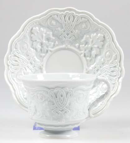 Meissen-Tasse mit UT, um 1760, weiß, mit Ornamentaldekor, Schwertermarke mit 2 Schleifstrichen - Foto 1