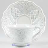 Meissen-Tasse mit UT, um 1760, weiß, mit Ornamentaldekor, Schwertermarke mit 2 Schleifstrichen - Foto 1