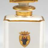 KPM-Teedose, Berlin 1849-1870, Korpus mit eingezogenen Kanten, beidseitig bekröntes Mecklenburger Wappen, Kanten mit Goldrändern, blaues Zepter mit Pfennigmarke und rotem Reichsapfel, ges. 12,5x9x6,7 cm - Foto 1