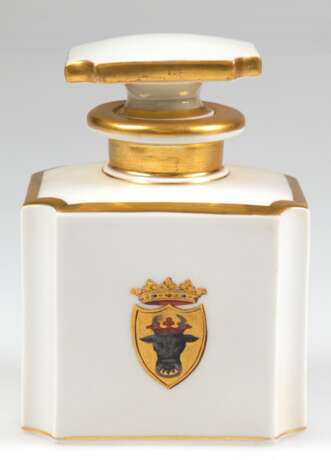KPM-Teedose, Berlin 1849-1870, Korpus mit eingezogenen Kanten, beidseitig bekröntes Mecklenburger Wappen, Kanten mit Goldrändern, blaues Zepter mit Pfennigmarke und rotem Reichsapfel, ges. 12,5x9x6,7 cm - Foto 1
