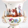 Kleine Kratervase, ungemarkt, wohl Thüringen um 1900, umlaufende Chinoiserie-Malerei in der Art von Meissen, darunter polychrome Blumemmalerei, seitl. Maskarone mit Golddekor als Henkel (1x repariert), Goldränder (berieb… - Now at the auction