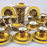 Kaffee- und Teeservice, Rosenthal Versage, Barocco, 31-teilig, bestehend aus Kanne mit H. 24, 5 cm, Sahnekännchen und Zuckerdose, Form Ikarus- Paul Wunderlich, 6 Kaffeetassen mit 4 UT, 6 Teetassen (kl. Riß und Chip am R… - photo 1