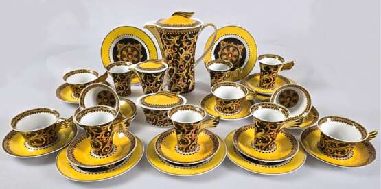 Kaffee- und Teeservice, Rosenthal Versage, Barocco, 31-teilig, bestehend aus Kanne mit H. 24, 5 cm, Sahnekännchen und Zuckerdose, Form Ikarus- Paul Wunderlich, 6 Kaffeetassen mit 4 UT, 6 Teetassen (kl. Riß und Chip am R… - photo 1
