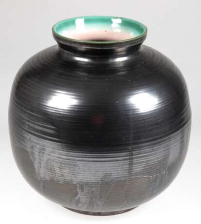 Bodenvase, Rillenkeramik, Karlsruhe, um 1950, Kugelform, silbergrauer Glasur, Rand innen grün glasiert, H. 28 cm - фото 1