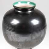 Bodenvase, Rillenkeramik, Karlsruhe, um 1950, Kugelform, silbergrauer Glasur, Rand innen grün glasiert, H. 28 cm - фото 1
