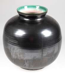 Bodenvase, Rillenkeramik, Karlsruhe, um 1950, Kugelform, silbergrauer Glasur, Rand innen grün glasiert, H. 28 cm