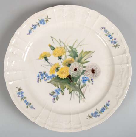 Große KPM-Platte, rund, Rocaille, mit Floralmalerei, blaue Zeptermarke, Handmalerei signiert, Dm. 36 cm - photo 1