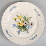 Große KPM-Platte, rund, Rocaille, mit Floralmalerei, blaue Zeptermarke, Handmalerei signiert, Dm. 36 cm - photo 1