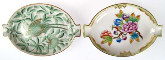 2 Aschenbecher, Herend, oval mit 2 Ablagen, Queen Victoria und Vogel- und Floralmalerei in Grün mit Goldstaffage, L. je 13,5 cm - photo 1