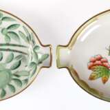 2 Aschenbecher, Herend, oval mit 2 Ablagen, Queen Victoria und Vogel- und Floralmalerei in Grün mit Goldstaffage, L. je 13,5 cm - photo 1