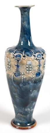 Keramik-Vase, England Anfang 20. Jh., Royal Doulton, blaugraue Glasur mit ornamentalem Relief, H. 38 cm - photo 1