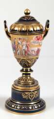 Deckel-Vase mit rundem Sockel, Wiener Hausmalerei, umlaufend figürlich bemalt mit mythologischen Szenen, kobaltblauer Grund mit reichem Golddekor, H. 29,5 cm