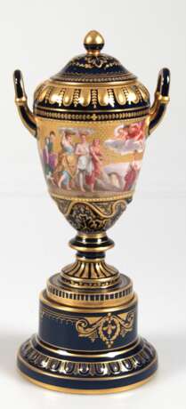 Deckel-Vase mit rundem Sockel, Wiener Hausmalerei, umlaufend figürlich bemalt mit mythologischen Szenen, kobaltblauer Grund mit reichem Golddekor, H. 29,5 cm - Foto 1