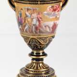 Deckel-Vase mit rundem Sockel, Wiener Hausmalerei, umlaufend figürlich bemalt mit mythologischen Szenen, kobaltblauer Grund mit reichem Golddekor, H. 29,5 cm - Foto 1
