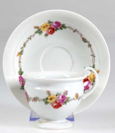 Meissen-Tasse mit UT, 19. Jh., Bunter Blumenkranz, Biedermeierform, unterer Standring der UT berieben , Schwertermarke mit 4 Schleifstrichen - фото 1