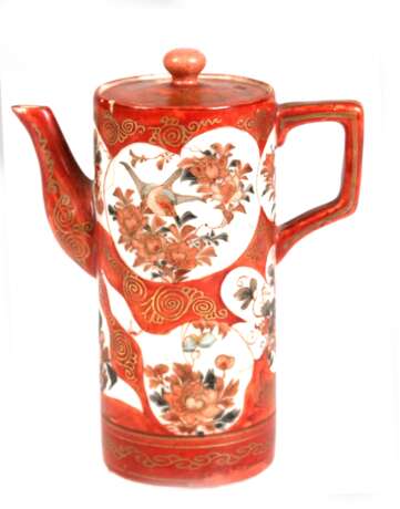Kännchen mit zylindrischer Wandung, Japan um 1900, Kutani -Marke, gewolkter roter Fond mit großen Reserven mit stilsierter Blumen- und Vogelmalerei, Wandung mit 2 Rissen, H. 14,5 cm - photo 1