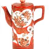 Kännchen mit zylindrischer Wandung, Japan um 1900, Kutani -Marke, gewolkter roter Fond mit großen Reserven mit stilsierter Blumen- und Vogelmalerei, Wandung mit 2 Rissen, H. 14,5 cm - photo 1