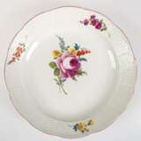 Meissen-Teller, Schwertermarke um 1780 mit Marcolinistern und rotem Strich, Form Altozier, im Spiegel polychromes Blumenbukett und auf Fahne Blüten, korallenroter Rand bestoßen, H. 5 cm, Dm. 25,5 cm - photo 1