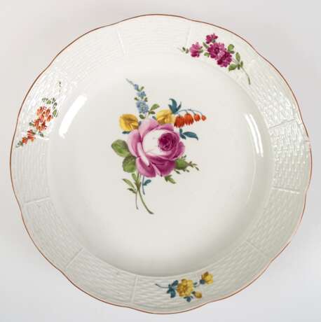 Meissen-Teller, Schwertermarke um 1780 mit Marcolinistern und rotem Strich, Form Altozier, im Spiegel polychromes Blumenbukett und auf Fahne Blüten, korallenroter Rand bestoßen, H. 5 cm, Dm. 25,5 cm - photo 1