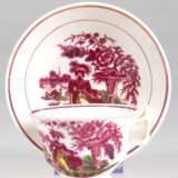 Kaffeetasse mit UT, um 1900, ungemarkt, Strichmarkierung in Purpur, bedruckt mit figürlicher Szene "Mutter mit Kind an Blumenamphore", Purpurränder (etwas berieben) - фото 1