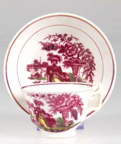 Kaffeetasse mit UT, um 1900, ungemarkt, Strichmarkierung in Purpur, bedruckt mit figürlicher Szene "Mutter mit Kind an Blumenamphore", Purpurränder (etwas berieben) - фото 1