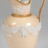 Kanne mit tiefliegendem Deckel, Kopenhagen um 1800, 3 Wellenlinien in Blau, klassische Balusterform mit eingezogener Schulter und rundem Fuß, hochgezogener Henkel und breiter Ausguß, hellgelber Fond, Goldränder, 3 umlauf… - Foto 1