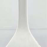 Sakeflasche, Böttgerporzellan, ungemarkt, Meißen 18. Jh., weiße Glasur, nach einer Form von Goldschmied J.J. Irminger (1635-1724), der in der Frühzeit von Meißen viele Formen nach Silbermodellen entwarf, vierseitige, sch… - Foto 1