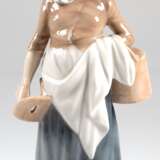 Figur "Frau mit Milcheimer und Schemel", Royal Copenhagen, Nr. 899, Entwurf Christian Thomsen, polychrom bemalt, H. 28 cm - фото 1