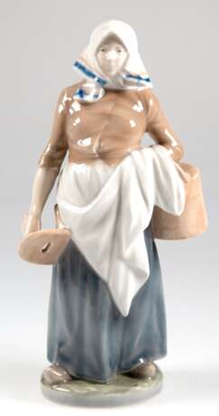 Figur "Frau mit Milcheimer und Schemel", Royal Copenhagen, Nr. 899, Entwurf Christian Thomsen, polychrom bemalt, H. 28 cm - фото 1