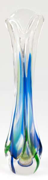 Glas-Vase, 50er Jahre, signiert, dreikantig, mit grünen und blauen Einschmelzungen, Gebrauchspuren, H. 28 cm - Foto 1
