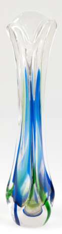 Glas-Vase, 50er Jahre, signiert, dreikantig, mit grünen und blauen Einschmelzungen, Gebrauchspuren, H. 28 cm - Foto 1