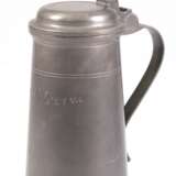 Großer Zinn-Deckelhumpen, hoher zylindrischer Korpus, Schauseite bez. und dat. 1823, Henkel gemarkt, gedellt, H. 28 cm - photo 1