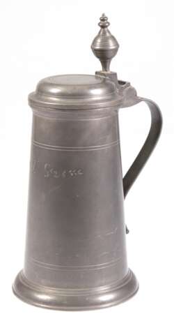 Großer Zinn-Deckelhumpen, hoher zylindrischer Korpus, Schauseite bez. und dat. 1823, Henkel gemarkt, gedellt, H. 28 cm - photo 1
