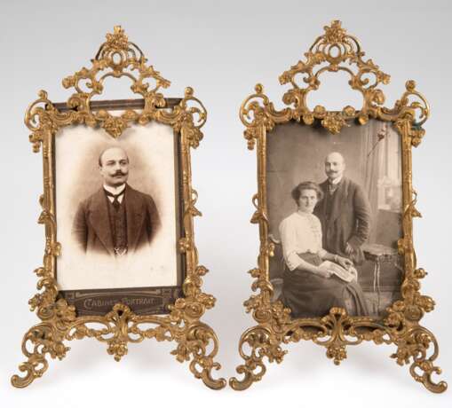 Paar Fotostandrahmen, Messing, Ende 19. Jh., durchbrochen gearbeitet, mit floralem Reliefdekor, Innenmaß ca. 15x10 cm, ges. 28x15,5 cm - photo 1