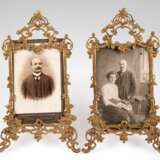 Paar Fotostandrahmen, Messing, Ende 19. Jh., durchbrochen gearbeitet, mit floralem Reliefdekor, Innenmaß ca. 15x10 cm, ges. 28x15,5 cm - photo 1