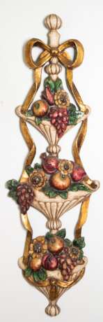 Wandapplikation in Form von 3 übereinander angeordneten Obstkörben mit Schleifendekor, Holz halbplastisch geschnitzt, farbig gefaßt, H. 101 cm - photo 1