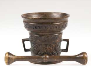 Mörser mit Pistill, Altbeschriftung, Bronze, umlaufend ornamental reliefiert, 2 gekantete Henkel, H. 8,5 cm, Pistill-L. 15 cm