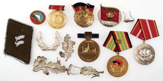 Konvolut von 14 Orden und Abzeichen, DDR, u.a. "Für treue Dienste NVA", in Gold und Silber, "60 Jahre Roter Oktober", "20. Jahrestag Demokratische Bodenreform" - Foto 1