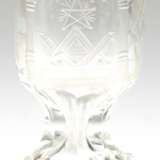 Freimaurer-Glas, wohl um 1900, auf massivem, quadratischem Fuß in facettierten Stiel übergehend, Kuppa mit gravierten und geätzten Freimaurersymbolen, H. 14 cm - Foto 1