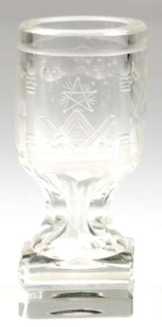 Freimaurer-Glas, wohl um 1900, auf massivem, quadratischem Fuß in facettierten Stiel übergehend, Kuppa mit gravierten und geätzten Freimaurersymbolen, H. 14 cm - Foto 1