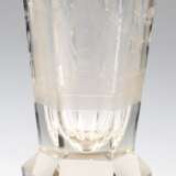 Freimaurer-Glas, sogen. Freimauererkanone, dat. 11.4.93, auf sechskantigem, massivem Fuß, konische sechskantige Kuppa mit gravierten und geätzten Freimaurersymbolen, H. 14 cm - Foto 1