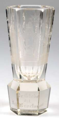 Freimaurer-Glas, sogen. Freimauererkanone, dat. 11.4.93, auf sechskantigem, massivem Fuß, konische sechskantige Kuppa mit gravierten und geätzten Freimaurersymbolen, H. 14 cm - Foto 1