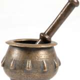 Mörser mit Pistill, Spanien um 1700, Bronze, gebauchter Korpus mit Rillendekor vertikal gegliedert, Boden nicht eben, Gebrauchspuren, H. 8 cm, Dm. 10 cm, Pistill-L. 18,5 cm - photo 1