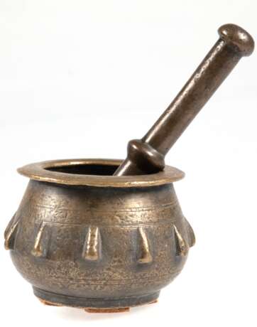 Mörser mit Pistill, Spanien um 1700, Bronze, gebauchter Korpus mit Rillendekor vertikal gegliedert, Boden nicht eben, Gebrauchspuren, H. 8 cm, Dm. 10 cm, Pistill-L. 18,5 cm - photo 1