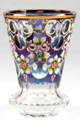 Ranftglas, konische Kuppa blau überfangen, mit floraler Emailmalerei, facettiert geschliffen, H. 13,8 cm