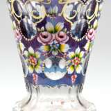 Ranftglas, konische Kuppa blau überfangen, mit floraler Emailmalerei, facettiert geschliffen, H. 13,8 cm - фото 1