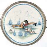 Tablett mit Entenmotiv, Holland, Harlinger Kunstkeramik, Zinn-Montur mit 2 Henkeln, Dm. 33 cm - photo 1