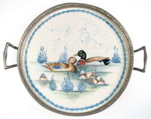 Tablett mit Entenmotiv, Holland, Harlinger Kunstkeramik, Zinn-Montur mit 2 Henkeln, Dm. 33 cm