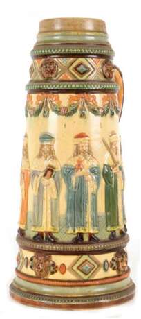 Großer Bierhumpen, polychromer Reliefdekor, Darstellung von 7 Herrschern, Maskaron- und Festondekor, Gebrauchspuren, H. 37 cm - photo 1