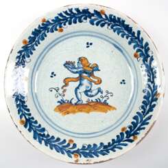 Fayence-Teller, 18. Jh., tief gemuldet, figürliche und florale Malerei in Blau und Gelb, Dm. 35 cm